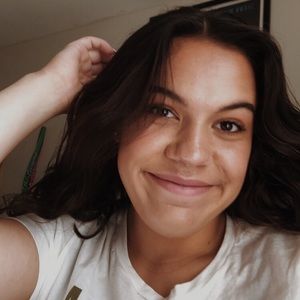 Meet your Posher, Caitlin